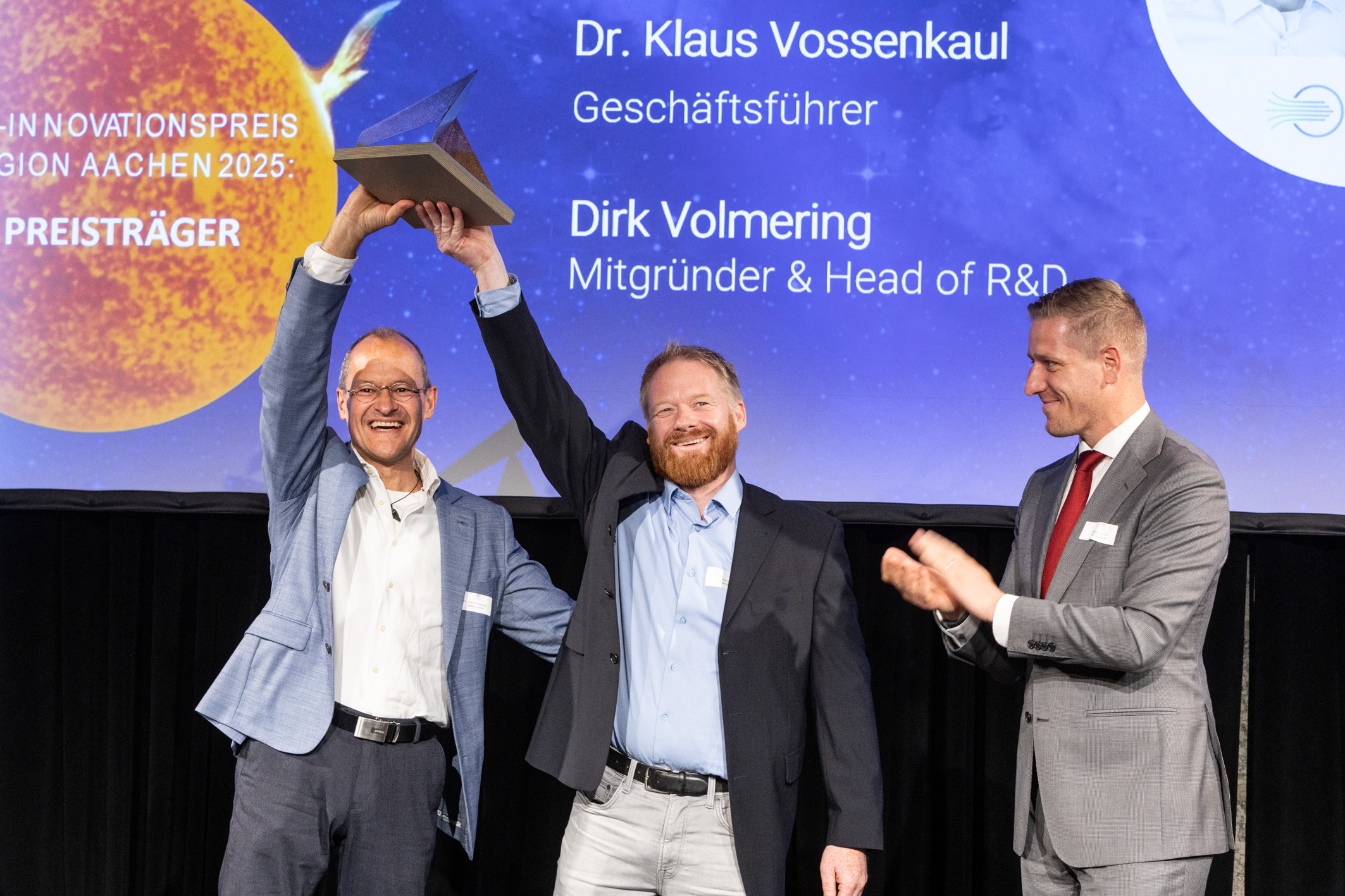 Foto (AGIT mbH / Carl Brunn) - v.l.n.r.: Dr. Klaus Vossenkaul, CEO, und Dirk Volmering, Mitgründer und Head of R&D, beide Membion GmbH, freuten sich sichtlich über den AC²-Innovationspreis Region Aachen 2025, hier mit dem Juryvorsitzenden Markus Ramers, Landrat Kreis Euskirchen
