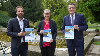 Foto (AGIT mbH) - v. l. n. r.: Sven Pennings (links), Geschäftsführer der AGIT, Oberbürgermeisterin Sibylle Keupen und Städteregionsrat Dr. Tim Grüttemeier bei der Übergabe des Berichtes „Region Aachen - Standort im Fokus 2021“.