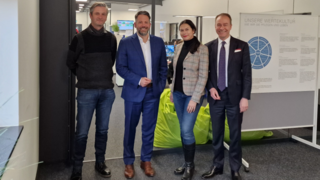 Foto (WWM / AGIT) – v.l.n.r.: Dominik Mohr (Stadt Alsdorf), Dr. Christian Coppeneur-Gülz (WWM GmbH & CO. KG), Gaby Mahr-Urfels und Frank Leisten (beide AGIT mbH)