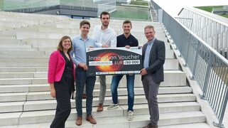 Foto Agrippa BV/Incoretex GmbH (Quelle: POM Limburg), v. l. n. r.: Katrien De Paep (POM Limburg), Alexander Kirch (Incoretex GmbH), Sam Achten, Gert-Jan Bakkers (beide Agrippa BV) und Ralf P. Meyer (AGIT mbH)