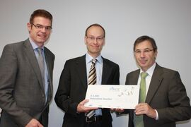 Foto (AGIT mbH): Dr. Helmut Greif (rechts), AGIT-Geschäftsführer, und Ralf Meyer überreichten den Innovationsgutschein an Christian Möllering, Geschäftsführer der Enervision GmbH (Mitte).