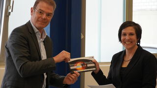 Voucherübergabe bei FEF (Foto: Oliver Salden - AGIT mbH)