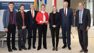 Unter dem Richtkranz (v. l.): Prof. Rafal Dunin-Borkowski, Prof. Carsten Sachse (beide Direktoren ER-C), der Jülicher Vorstandsvorsitzende Prof. Wolfgang Marquardt, Ina Brandes, Ministerin für Kultur und Wissenschaft NRW, Judith Pirscher, Staatssekretärin im Bundesministerium für Bildung und Forschung, Landrat Wolfgang Spelthahn und Prof. Joachim Mayer (Direktor ER-C) Copyright: Forschungszentrum Jülich / Ralf-Uwe Limbach 