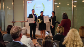 Foto (©AGIT mbH - Florian Deutz) - v.l.n.r.: Michael Bayer (IHK Aachen), Melanie Halfmann (MH Farben Manufaktur GmbH) und Gisela Kohl-Vogel (IHK Aachen)
