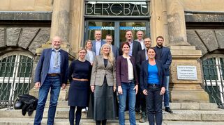 Foto (Mine ReWIR) - v. l. n. r.: Prof. Stefan Böschen (RWTH Aachen University), Prof. Elisabeth Clausen (RWTH Aachen University), Nina Walkenbach (AGIT), Dr. Peter Kramp (Hecker & Krosch), Meike Jungbluth (Roskopf Gruppe), Thomas Wendland (IHK Aachen), Aarti Sörensen (RWTH Aachen University), Dr. Markus Kosma (RWE Power), Charles Russel (Nivelsteiner Sandwerke und Sandsteinbrüche), Phillipp Schollmeyer (RWE Power), Dagmar Wirtz (3WIN), Erich Wendland (Actemium Fördertechnik Rheinland) 