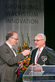 Städteregionsrat Helmut Etschenberg und Moderator Bernd Büttgens im Gespräch 