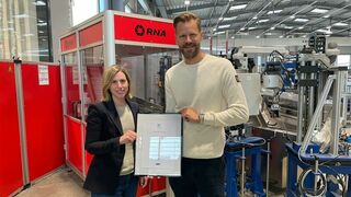 Foto (AGIT mbH): RNA-Geschäftsführer Christopher Pavel nimmt die Anerkennungsurkunde für die Nominierung für den AC²-Innovationspreis Region Aachen 2022 von Nina Walkenbach, AGIT, entgegen.
