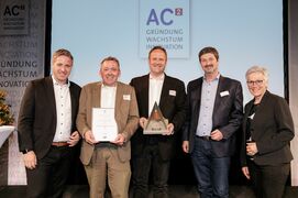 Foto (AGIT mbH - Carl Brunn) - v.l.n.r.: Landrat Markus Ramers, Kreis Euskirchen, Andreas Köller, Prokurist, und Frank Kolvenbach, Geschäftsführer, beide PAPSTAR Solutions GmbH, Michael Franssen und Iris Poth, beide Wirtschaftsförderung Kreis Euskirchen