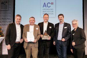 Foto (AGIT mbH - Carl Brunn) - v.l.n.r.: Landrat Markus Ramers, Kreis Euskirchen, Andreas Köller, Prokurist, und Frank Kolvenbach, Geschäftsführer, beide PAPSTAR Solutions GmbH, Michael Franssen und Iris Poth, beide Wirtschaftsförderung Kreis Euskirchen