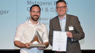 Foto (AGITmbH / Schmitter Fotografie): AC²-Innovationspreisträger Max Esser-Geneschen (li.), Geschäftsführer der Metzgerei Esser, und Laudator Städteregionsrat Dr. Tim Grüttemeier, StädteRegion Aachen