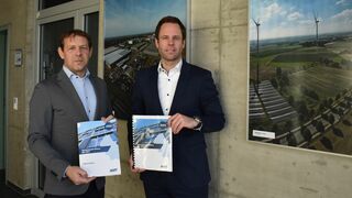 Foto (AGIT mbH): Dr. Heio van Norden (links) und Geschäftsführer Sven Pennings stellten den Gemeinwohlökonomie-Bericht der AGIT vor