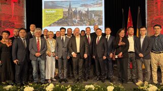 Foto (IHK Aachen): Gruppenbild mit Oberbürgermeister Dr. Michael Ziemons, den Vertreter:innen aus Ningbo sowie Mitgliedern des Vereins zur Förderung der Städtepartnerschaft Aachen-Ningbo e.V. 