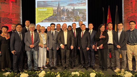 Foto (IHK Aachen): Gruppenbild mit Oberbürgermeister Dr. Michael Ziemons, den Vertreter:innen aus Ningbo sowie Mitgliedern des Vereins zur Förderung der Städtepartnerschaft Aachen-Ningbo e.V. Foto (IHK Aachen): Gruppenbild mit Oberbürgermeister Dr. Michael Ziemons, den Vertreter:innen aus Ningbo sowie Mitgliedern des Vereins zur Förderung der Städtepartnerschaft Aachen-Ningbo e.V.