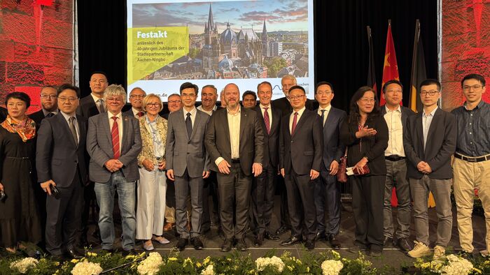 Foto (IHK Aachen): Gruppenbild mit Oberbürgermeister Dr. Michael Ziemons, den Vertreter:innen aus Ningbo sowie Mitgliedern des Vereins zur Förderung der Städtepartnerschaft Aachen-Ningbo e.V. 
