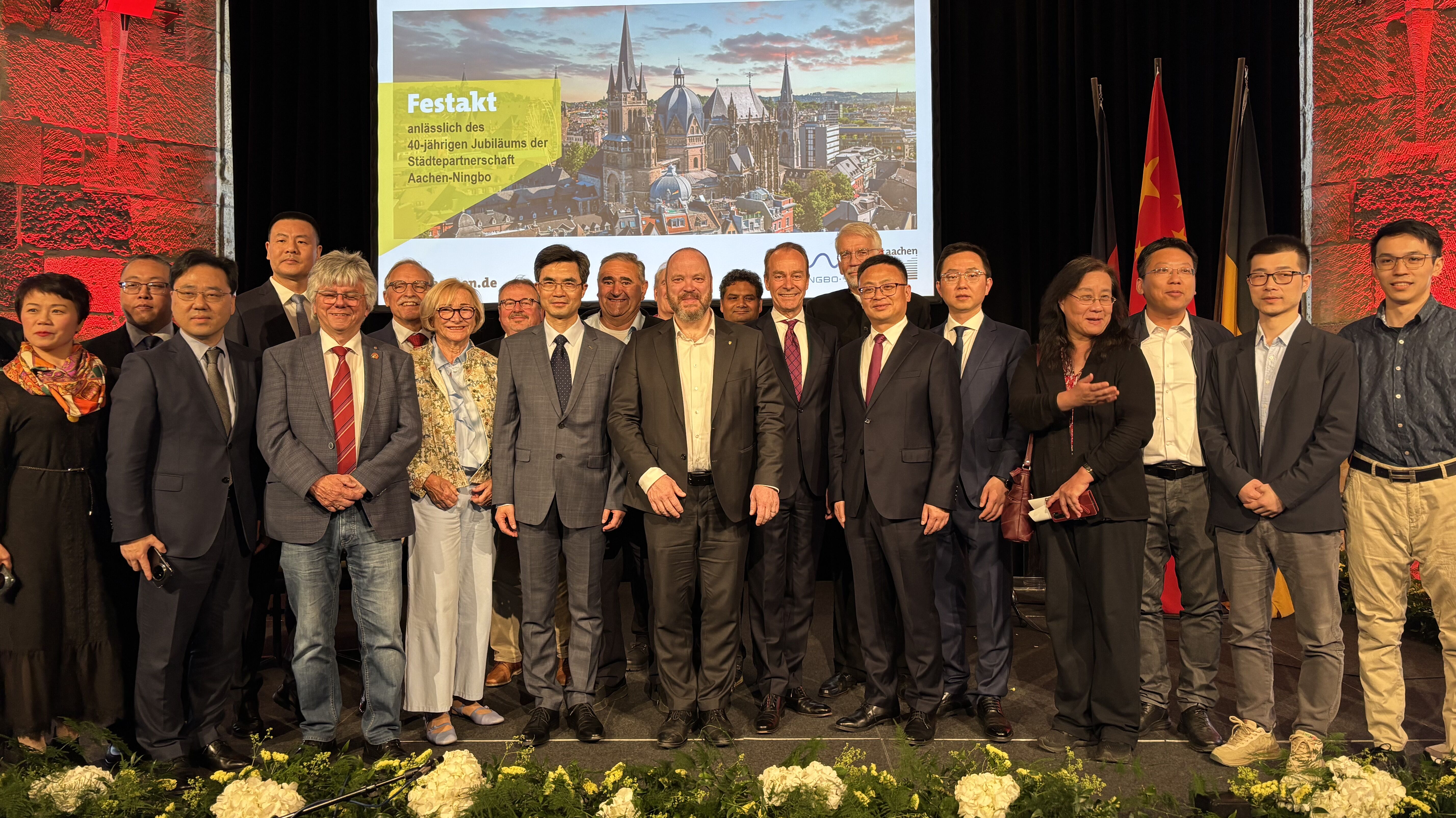 Foto (IHK Aachen): Gruppenbild mit Oberbürgermeister Dr. Michael Ziemons, den Vertreter:innen aus Ningbo sowie Mitgliedern des Vereins zur Förderung der Städtepartnerschaft Aachen-Ningbo e.V. Foto (IHK Aachen): Gruppenbild mit Oberbürgermeister Dr. Michael Ziemons, den Vertreter:innen aus Ningbo sowie Mitgliedern des Vereins zur Förderung der Städtepartnerschaft Aachen-Ningbo e.V.
