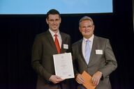 "AC²-Sonderpreis der Jury" für Innovation für Smurfit Kappa Papier Zülpich GmbH, Christian Ludwig (li), Geschäftsführer, und Juryvorsitzender Landrat Günter Rosenke, Kreis Euskirchen