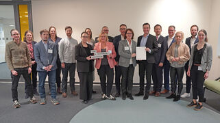 Mit der Übergabe der Zuwendungsbescheide durch Dr. Thomas Wilk, Regierungspräsident der Bezirksregierung Köln, fällt der Startschuss für das Projekt „Care for sustainable Innovation“ (Foto: ©Bezirksregierung Köln)