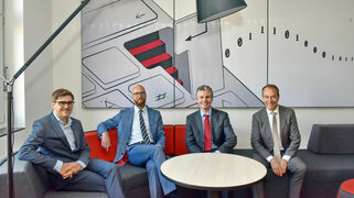 Foto ©Andreas Herrmann – v.l.n.r.: Samuel Engel (Wirtschaftsförderung Stadt Aachen), Patrick Hof und Jens Liebchen (beide RedTeam Pentesting GmbH) und Frank Leisten (AGIT mbH)