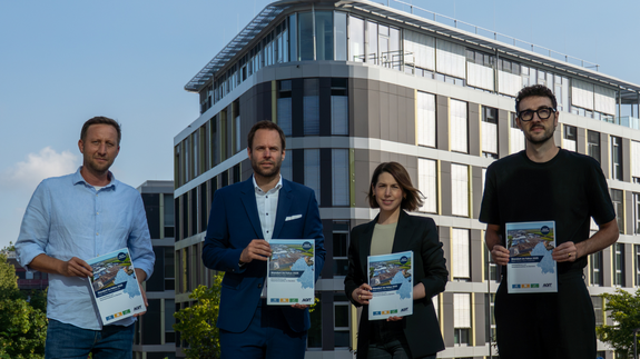 Foto (AGIT mbH) - v. l. n. r.: Nicolas Gastes, Sven Pennings, Nina Walkenbach und Nils von Hoegen bei der Veröffentlichung des Berichtes „Region Aachen - Standort im Fokus 2025“