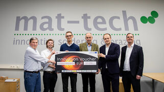 Foto Mat-Tech BV/MaTeck Material Technologie & Kristalle GmbH (Quelle: Mat-Tech BV), v. l. n. r.: Sasha Kodentsow, Luc Vervoorn (beide Mat-Tech BV), Thomas Fink, Hugo Schlich (beide MaTeck Material Technologie & Kristalle GmbH), Matthias Grosch (NMWP) und Peter Gier (AGIT mbH)